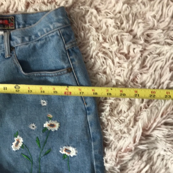 🌼VTG hi rise denim sunflower shorts - Picture 6 of 8